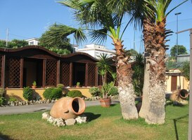 v parku před naším příjemným hotelem