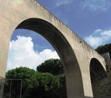 Ještě projít pod viaduktem