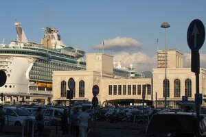 a už nám kyne neapolský přístav