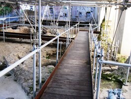 vykopávkami římských termálních lázní