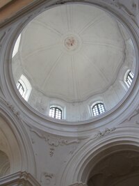 Uvítala nás vysoká kupole místní basiliky