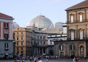 Pohled na sousední náměstí Plazza Trieste a Trento