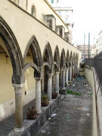 dokonce i kolem kostelů