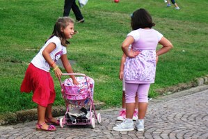 Holky si hrají s panenkami