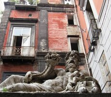 a zdobnou fasádou sousedního paláce