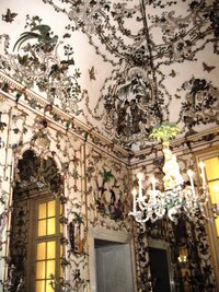 Také je tu obrovská sbírka porcelánu