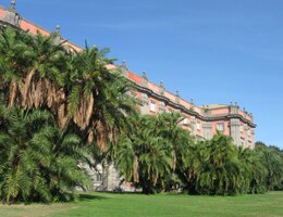 v parku před budovou Královské residence