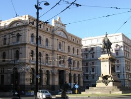 před palácem Camera di Commercio
