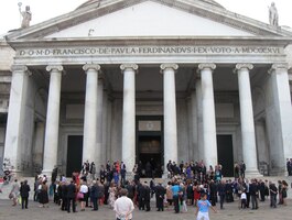 stojí obrovská basilika San Francesco di Paola z 19. st.