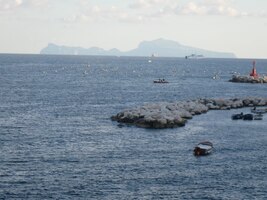 i vzdálené siluetě ostrova Capri