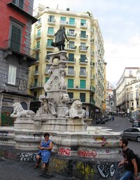 Zdobná kašna na třídě Via Monteolivetto