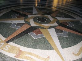 Udivuje i její zdobná dlažba,