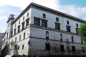 Proti chrámu stojí obrovská budova -