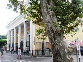 okolo honosných budov,