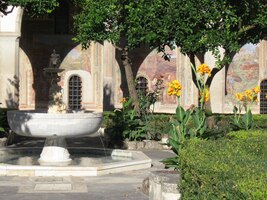 U centrílní fontány dvora