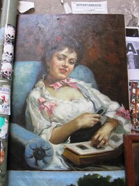 V uličkách visí obrazy světské