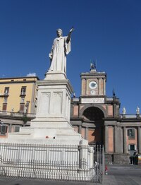 a se sochou básníka