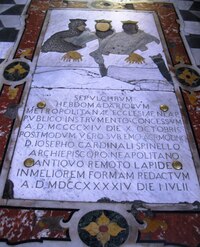 ukrývá v hlavní lodi mnoho hrobů