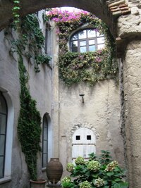 a nádvoří bývalého kláštera