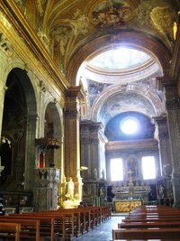 Jeho hlavní loď je dlouhá, vysoká a zdobná