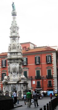 s vysokým sloupem se sochou patrona