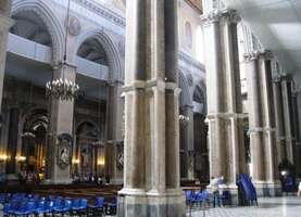 stojí na základech antického Apollonova chrámu ze 4. st.,