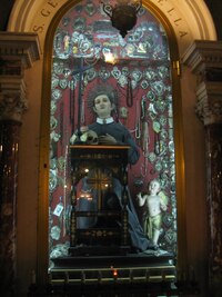 a jiné artefakty, třeba vitráže, sochy..