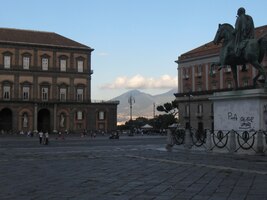 Silueta Vesuvu je v Neapoli všudypřítomná