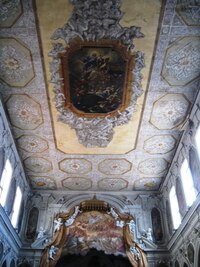 Okny velkých kaplí vniká dovnitř bílé světlo