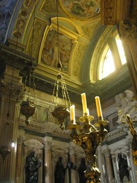 a okny těch malých světlo zlaté