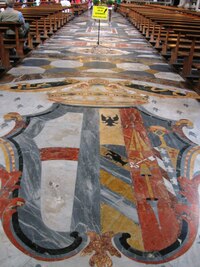 Pozornost zaslouží i chrámová dlažba