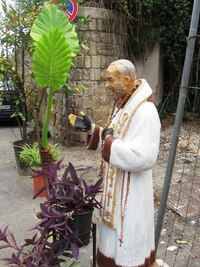 a postávají sochy svatých