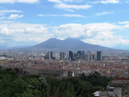 Odtud je to do neapolských bank daleko,