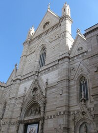 patří ke stavbě s novogotickou fasádou