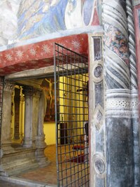 prostornou hrobkou v kněžišti za oltářem