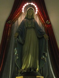 a velké množství menších