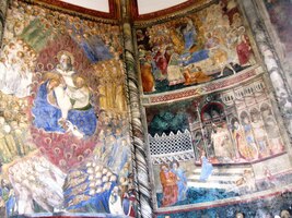 Stěny jsou plné fresek,