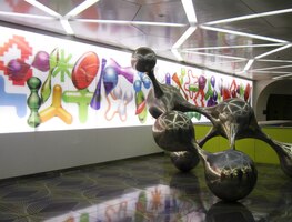 a hala s turnikety vypadá jako mateřská školka