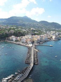 Třeba pohled na most Ponte Aragonese,
