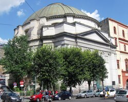 Ulice Via Foria s muzeem MADRE