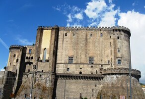 a hrad Castel Nuovo na to dohlíží