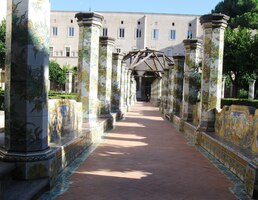 největšímu a nejpozoruhodnějšímu v Neapoli