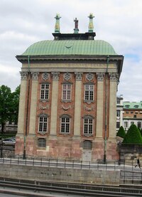 a jeho samostatně oddělená residence