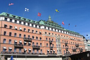 Jdeme kolem monstrózních paláců