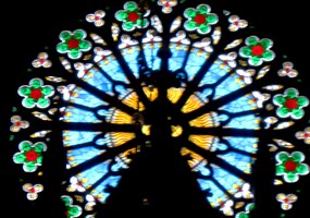 Pod skvostnou růžicí je východ