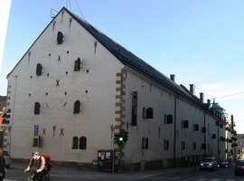 a sousednímu Muzeu hudby