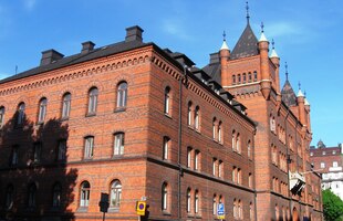 Opodál stojí Královské stáje