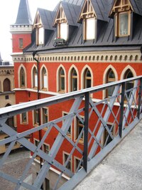 stoupá ke kostelu Maří Magdaleny