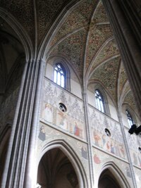 Překvapivě strohá Královská oratoř