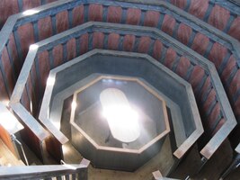 a mají štěstí - pitevní stůl je prázdný!